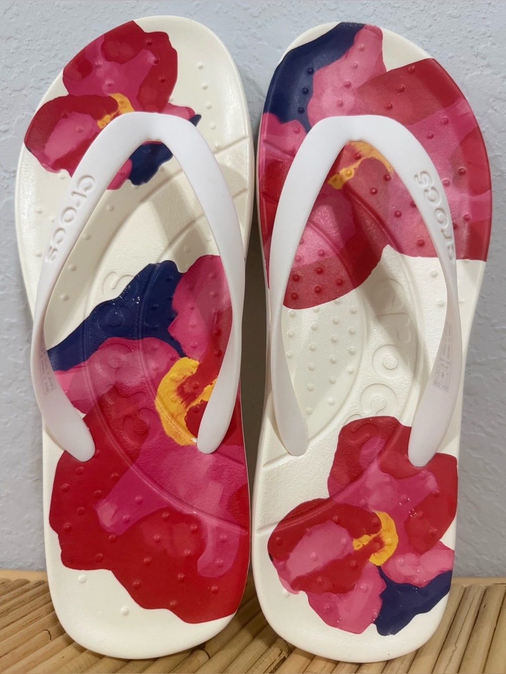 Crocs Painted Floral Flip Flops White Pink Red Sandals Women's 8 Men's 6 Beach